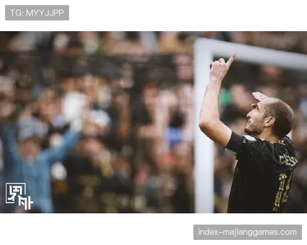 特写：39岁的基耶利尼现身尤文训练基地，指导年轻中卫加蒂